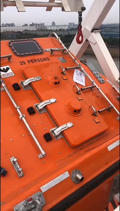 海上逃生的救生艇,遇到危險棄船逃命時都快速鉆進去,壓縮食品,淡水,衛星電話,海釣桿等 航海之路 深海